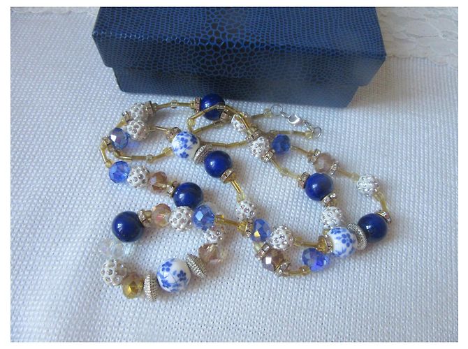 Autre Marque Collier de perles bleu et blanc avec détails dorés - vue 2