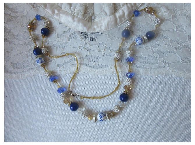 Autre Marque Collier de perles bleu et blanc avec détails dorés - vue 3