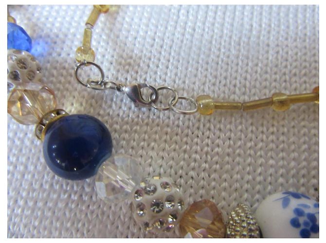 Autre Marque Collier de perles bleu et blanc avec détails dorés - vue 4
