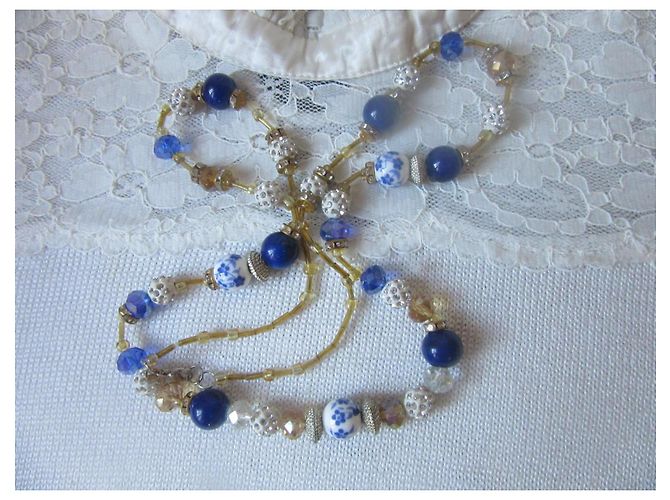 Autre Marque Collier de perles bleu et blanc avec détails dorés - vue 5