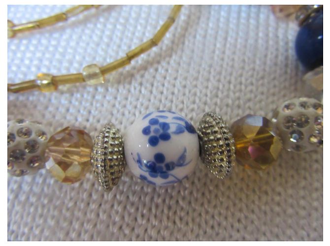 Autre Marque Collier de perles bleu et blanc avec détails dorés - vue 6