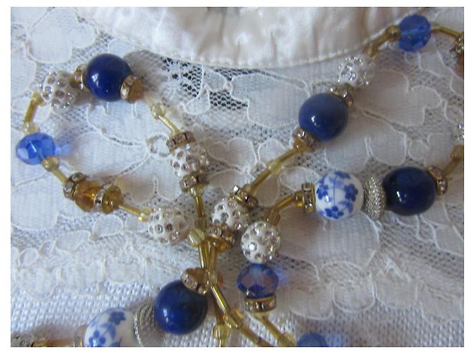 Autre Marque Collier de perles bleu et blanc avec détails dorés - vue 7