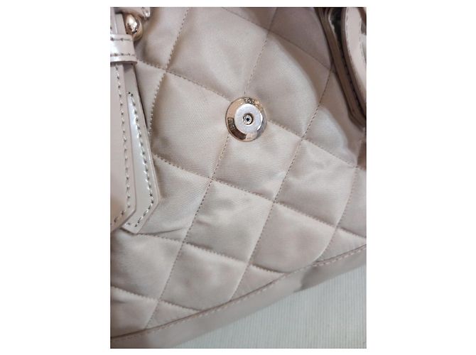 Mala Burberry Beaton em pele acolchoada bege - vista 12