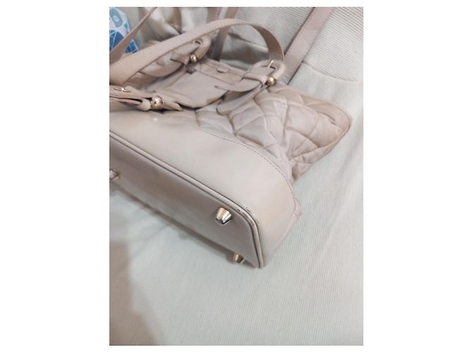 Mala Burberry Beaton em pele acolchoada bege - vista 9