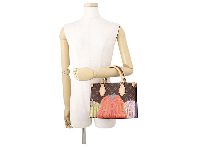 Borsa Louis Vuitton Monogram LV x YK OnTheGo PM - vista 4