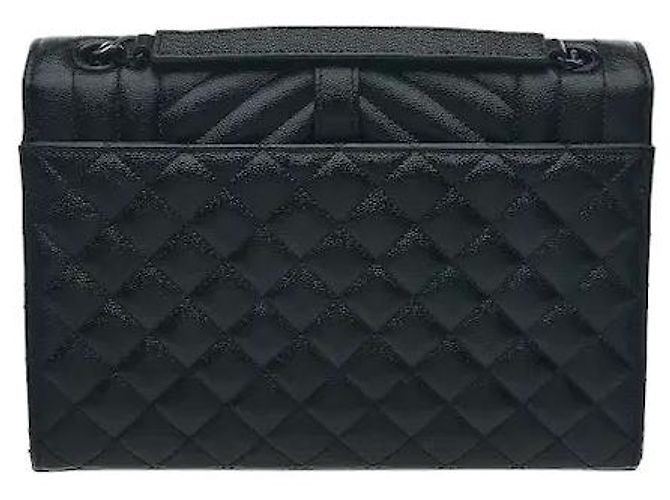 Autre Marque Um design de aba envelope que harmoniza um padrão de matelassê chevron e diamante sofisticado confere a sensibilidade distintamente sofisticada de Saint Laurent. Fabricado em material altamente durável, é - vista 2