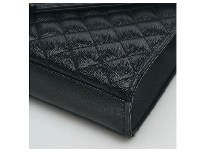 Autre Marque Um design de aba envelope que harmoniza um padrão de matelassê chevron e diamante sofisticado confere a sensibilidade distintamente sofisticada de Saint Laurent. Fabricado em material altamente durável, é - vista 3