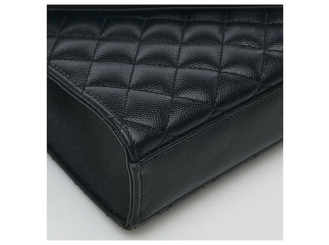 Autre Marque Um design de aba envelope que harmoniza um padrão de matelassê chevron e diamante sofisticado confere a sensibilidade distintamente sofisticada de Saint Laurent. Fabricado em material altamente durável, é - vista 4