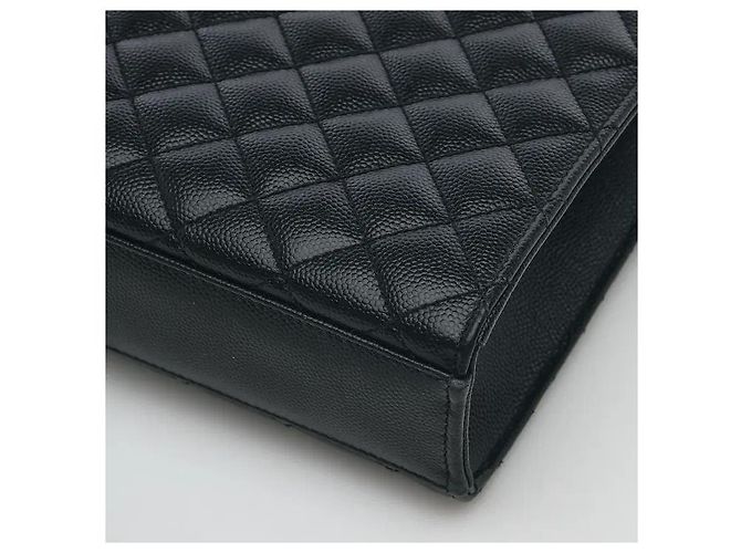 Autre Marque Um design de aba envelope que harmoniza um padrão de matelassê chevron e diamante sofisticado confere a sensibilidade distintamente sofisticada de Saint Laurent. Fabricado em material altamente durável, é - vista 5