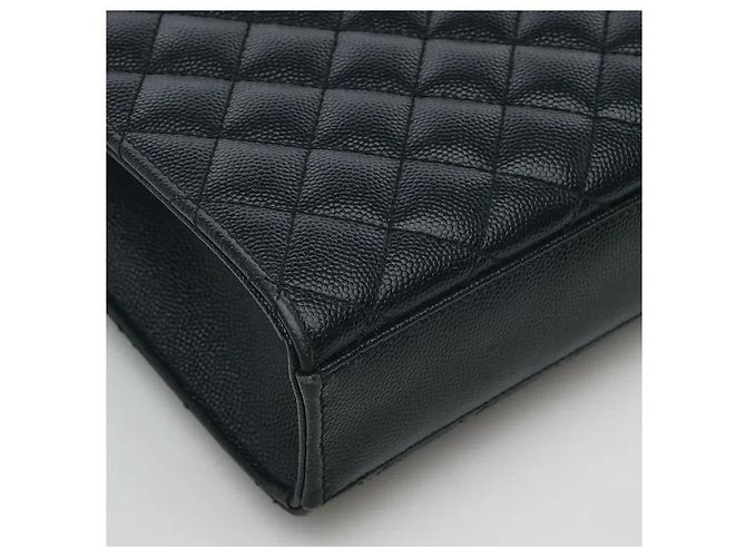 Autre Marque Um design de aba envelope que harmoniza um padrão de matelassê chevron e diamante sofisticado confere a sensibilidade distintamente sofisticada de Saint Laurent. Fabricado em material altamente durável, é - vista 6