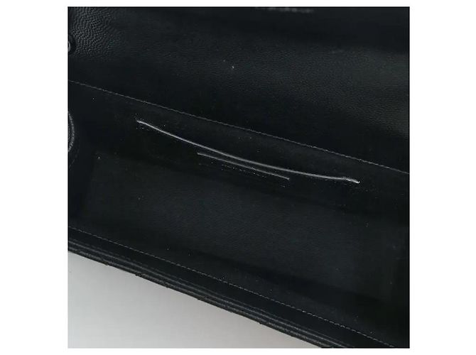 Autre Marque Um design de aba envelope que harmoniza um padrão de matelassê chevron e diamante sofisticado confere a sensibilidade distintamente sofisticada de Saint Laurent. Fabricado em material altamente durável, é - vista 7
