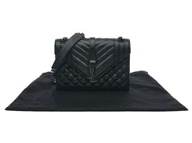 Autre Marque Um design de aba envelope que harmoniza um padrão de matelassê chevron e diamante sofisticado confere a sensibilidade distintamente sofisticada de Saint Laurent. Fabricado em material altamente durável, é - vista 9