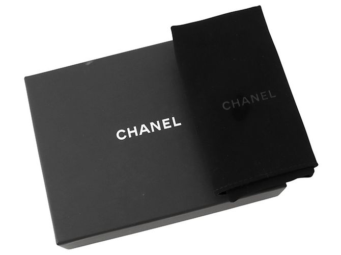 Cartera Chanel negra tri-fold en lambskin - vista 17