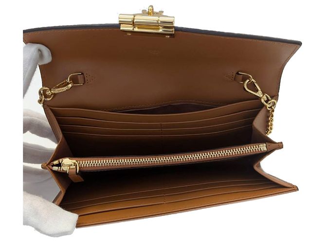 Portafoglio a spalla con catena in pelle marrone MCM - vista 10