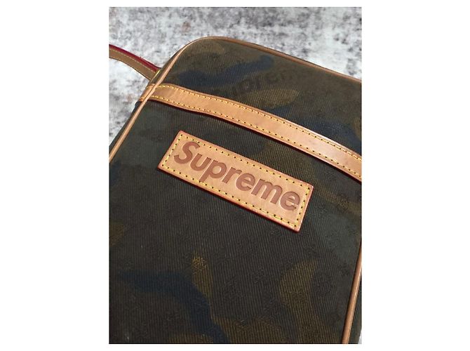 Magnifica Borsa a Tracolla Louis Vuitton x Supreme - vista 3