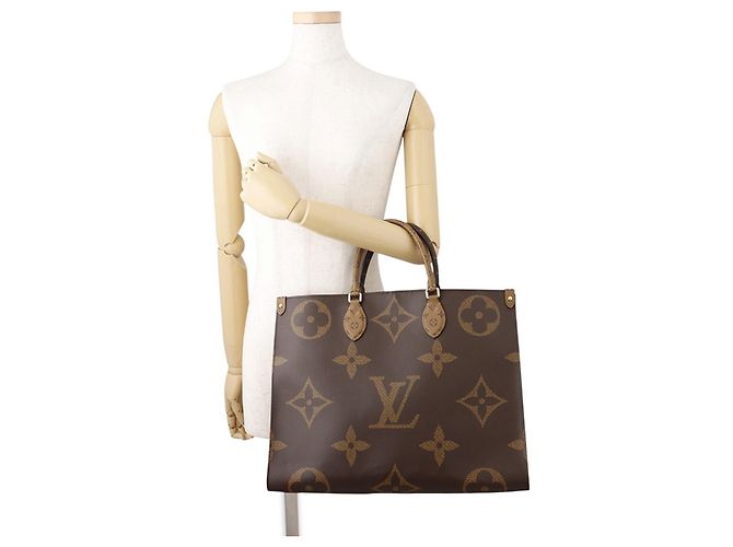 Borsa Tote Louis Vuitton Monogram Reverse Giant OnTheGo GM - vista 4