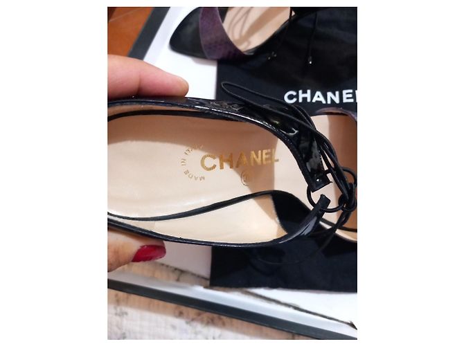Sandali Chanel in vernice e pitone viola - vista 5