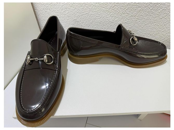 Mocassini Gucci Rain Horsebit in gomma marrone - vista 8