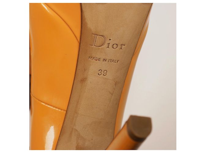 Dior Peep-Toe Plateau-Pumps aus orangefarbenem Lackleder - Ansicht 10