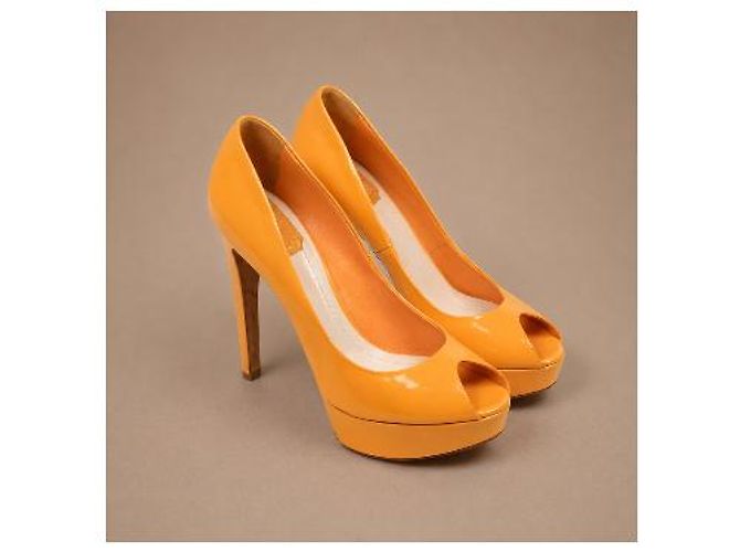 Dior Peep-Toe Plateau-Pumps aus orangefarbenem Lackleder - Ansicht 12
