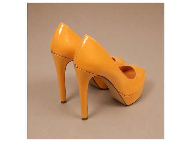 Dior Peep-Toe Plateau-Pumps aus orangefarbenem Lackleder - Ansicht 4