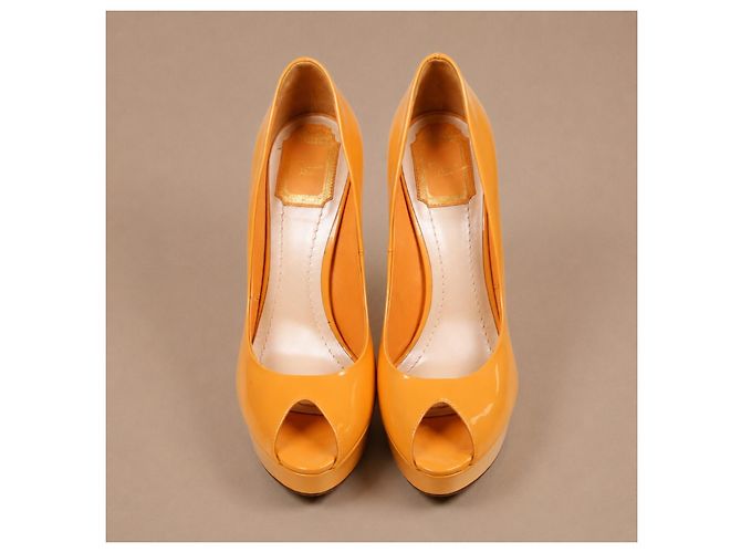 Dior Peep-Toe Plateau-Pumps aus orangefarbenem Lackleder - Ansicht 7