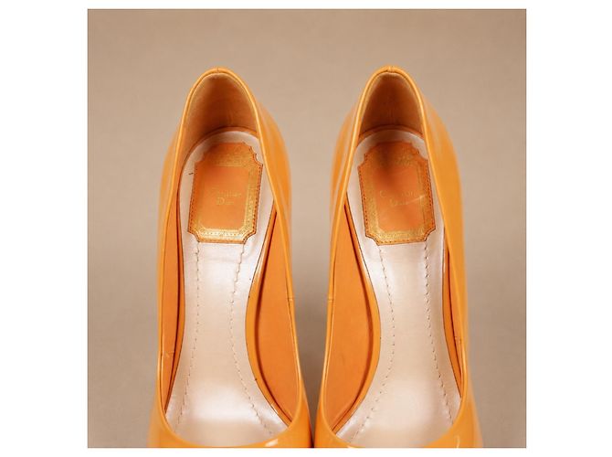 Dior Peep-Toe Plateau-Pumps aus orangefarbenem Lackleder - Ansicht 8