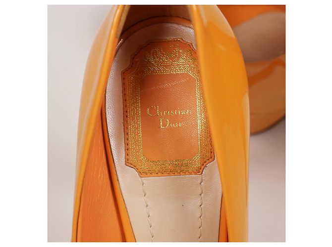 Dior Peep-Toe Plateau-Pumps aus orangefarbenem Lackleder - Ansicht 9