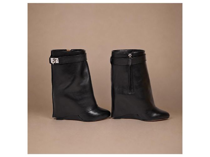 Givenchy Stivaletti Shark Lock in pelle nera - vista 15