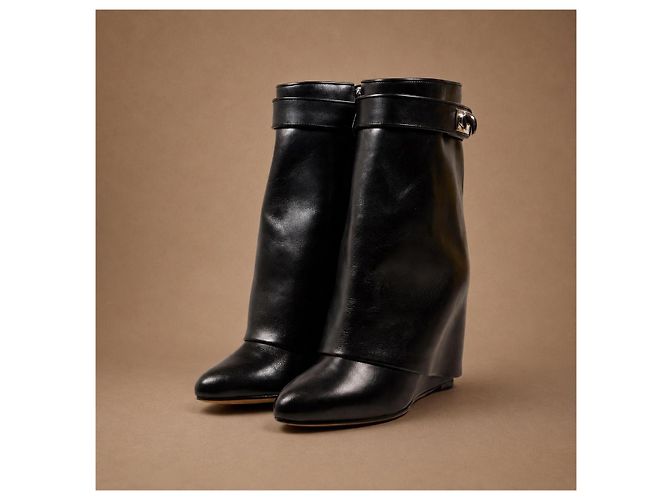 Givenchy Stivaletti Shark Lock in pelle nera - vista 3