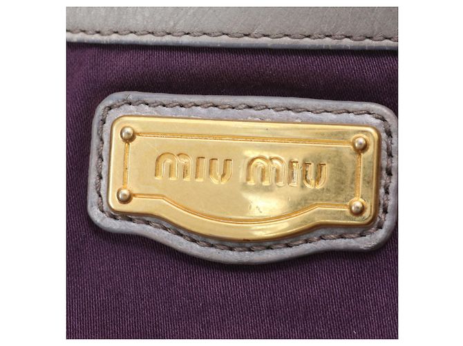 Miu Miu Tote Bag aus grauem Matelassé-Leder - Ansicht 8