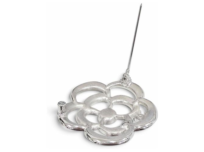 Spilla Camelia Argento Chanel A25P AB9720 - vista 5