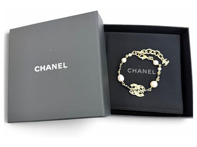 Bracciale Chanel con ciondolo perla eco e logo Coco in metallo dorato - vista 2