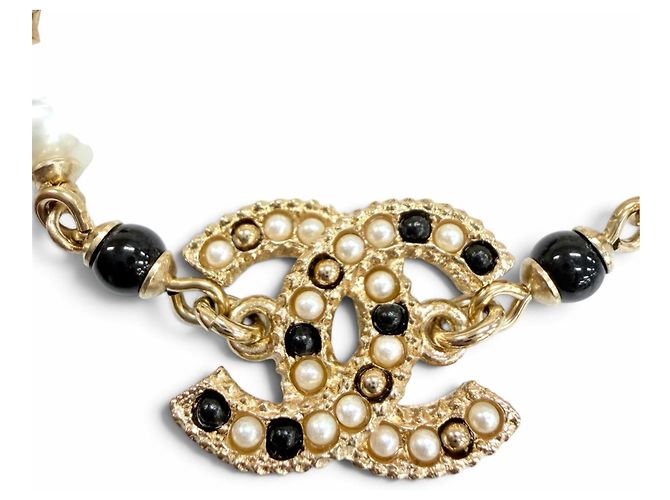 Bracciale Chanel con ciondolo perla eco e logo Coco in metallo dorato - vista 3