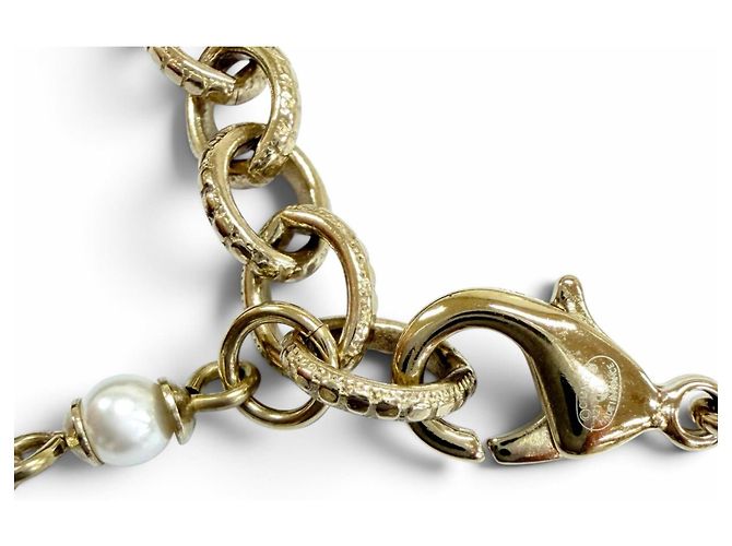 Bracciale Chanel con ciondolo perla eco e logo Coco in metallo dorato - vista 5