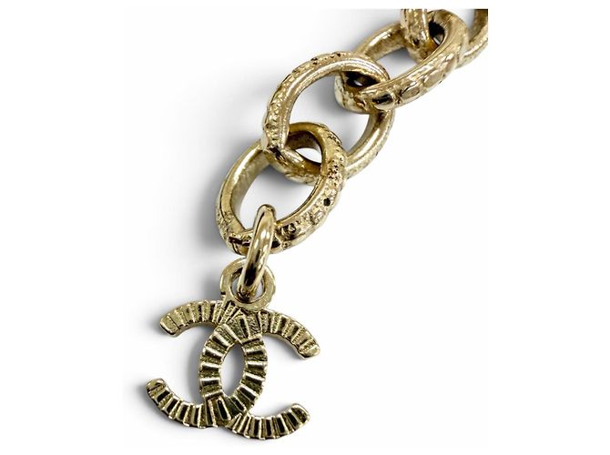 Bracciale Chanel con ciondolo perla eco e logo Coco in metallo dorato - vista 6