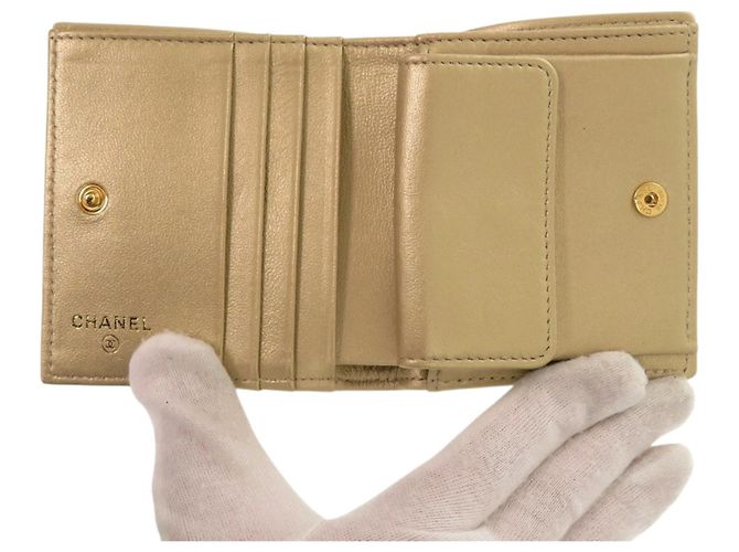 Cartera bi-fold Chanel de piel de becerro Matelassé Gold - vista 4