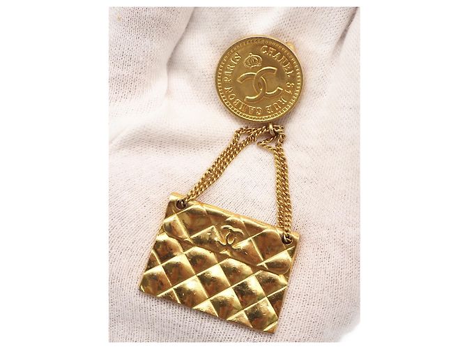 Spilla Medaglione Chanel Gold CC Placcata Oro per Borsa Flap Matelassé - vista 2