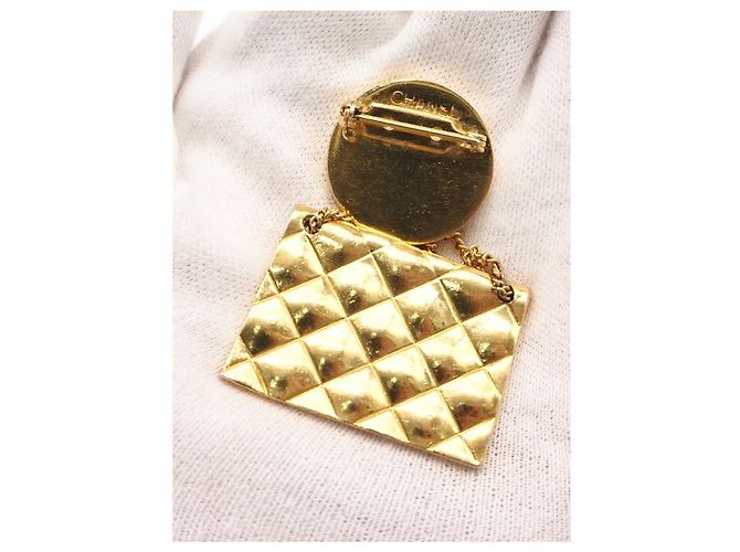 Spilla Medaglione Chanel Gold CC Placcata Oro per Borsa Flap Matelassé - vista 3