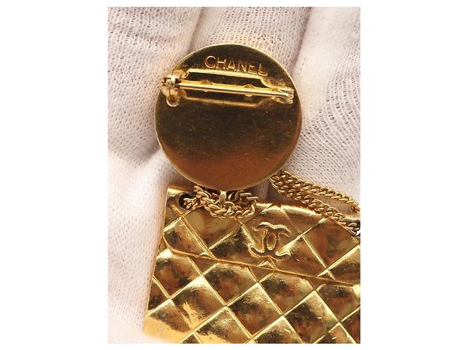 Spilla Medaglione Chanel Gold CC Placcata Oro per Borsa Flap Matelassé - vista 4