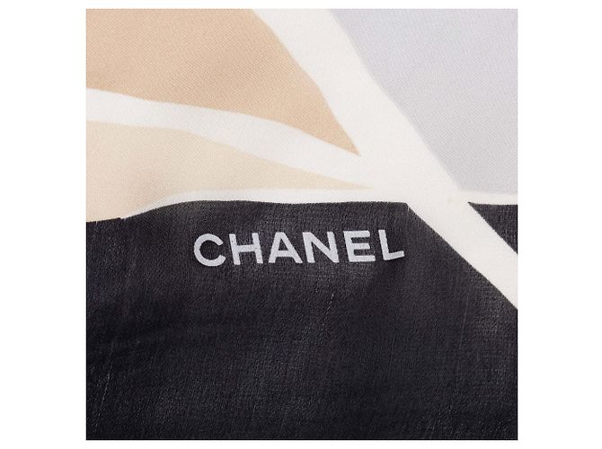 Foulard in seta Chanel con stampa geometrica CC nera - vista 2