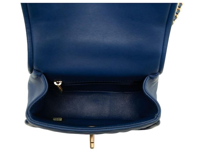 Chanel Blue Mini CC Chevron Lambskin Reversed Round Flap - vista 4