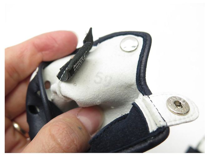 LUVAS SEM DEDOS CHANEL LOGO CC T7.5 EM COURO PERFURADO PRETO E BRANCO - vista 10