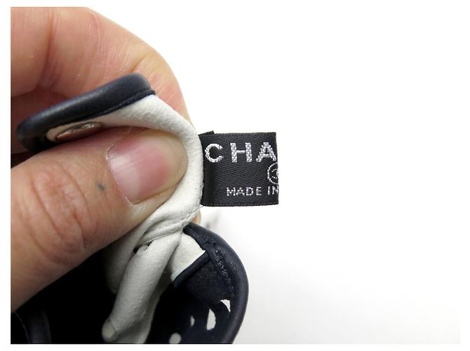 LUVAS SEM DEDOS CHANEL LOGO CC T7.5 EM COURO PERFURADO PRETO E BRANCO - vista 11