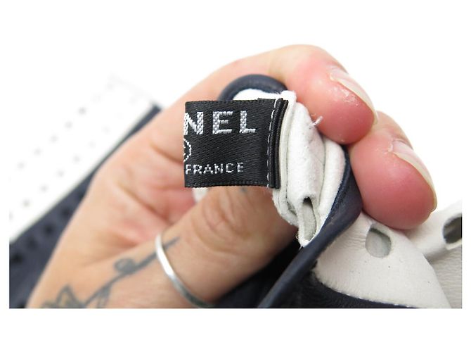 LUVAS SEM DEDOS CHANEL LOGO CC T7.5 EM COURO PERFURADO PRETO E BRANCO - vista 12