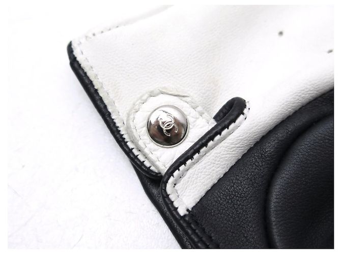 LUVAS SEM DEDOS CHANEL LOGO CC T7.5 EM COURO PERFURADO PRETO E BRANCO - vista 3