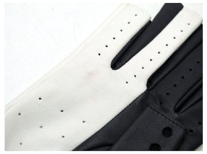 LUVAS SEM DEDOS CHANEL LOGO CC T7.5 EM COURO PERFURADO PRETO E BRANCO - vista 4