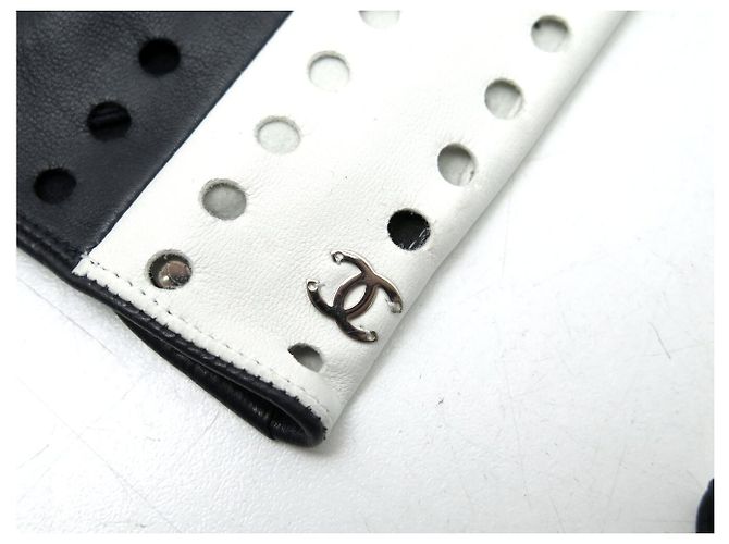 LUVAS SEM DEDOS CHANEL LOGO CC T7.5 EM COURO PERFURADO PRETO E BRANCO - vista 6