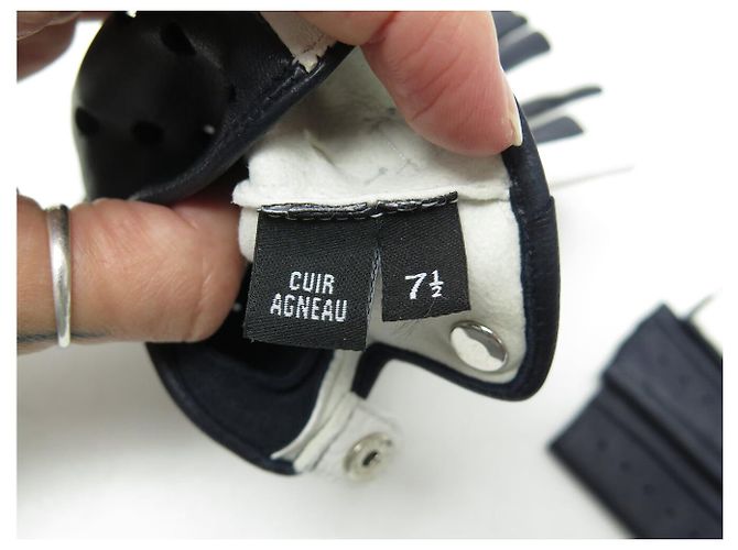 LUVAS SEM DEDOS CHANEL LOGO CC T7.5 EM COURO PERFURADO PRETO E BRANCO - vista 8