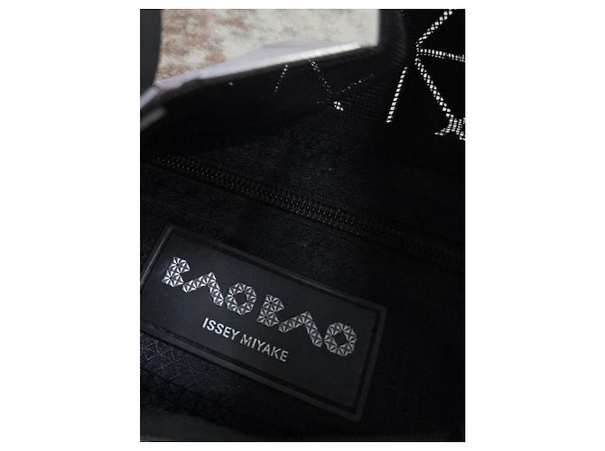 Splendida borsa Issey Miyake Bao Bao - vista 10